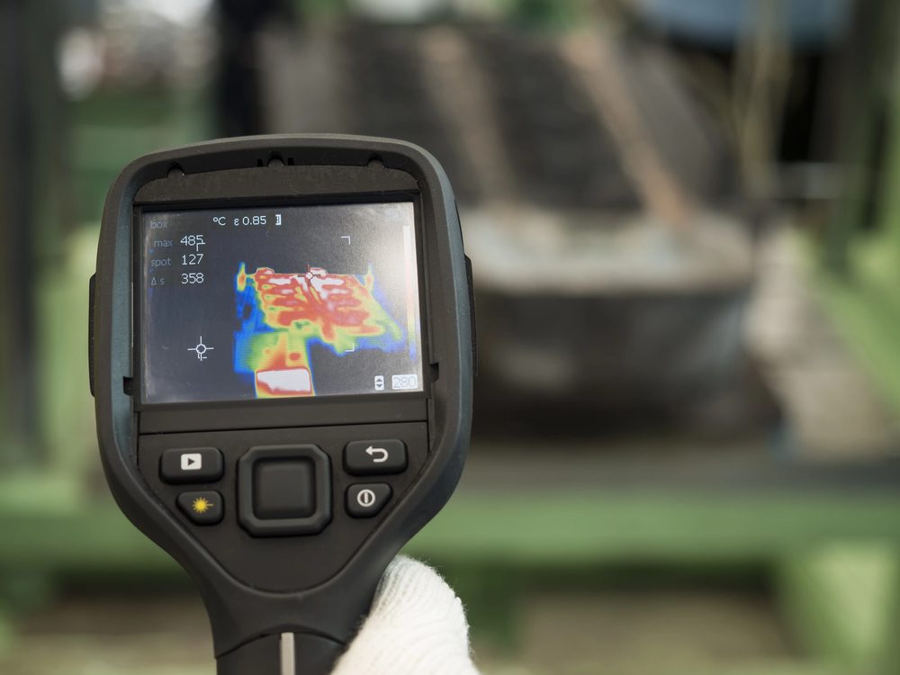 Thermal imaging camera displaying heat map with temperature readings up to 485°C during infrared inspection